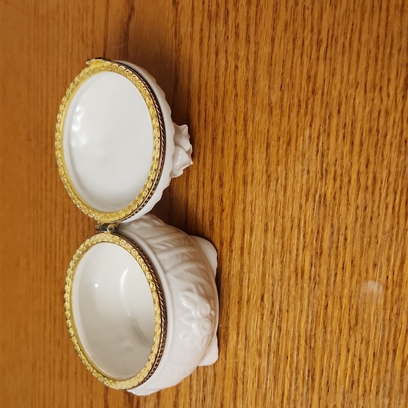 Fine China trinket box I'm cream with gold. Attached lid. - Picture 9 of 9